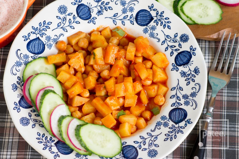 Картофель тушеный с томатом и отварным нутом - Шаг 13