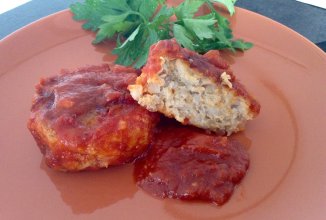 Диетические тефтели из курицы и риса в томатной заливке.