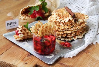 Овсяные вафли с клубничной сальсой