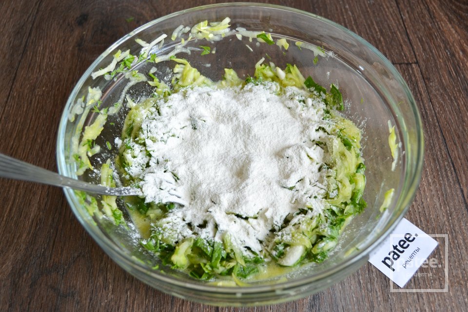 Кабачковые оладьи со шпинатом и укропом - Шаг 10