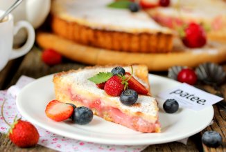 Клубничный пирог со сметаной