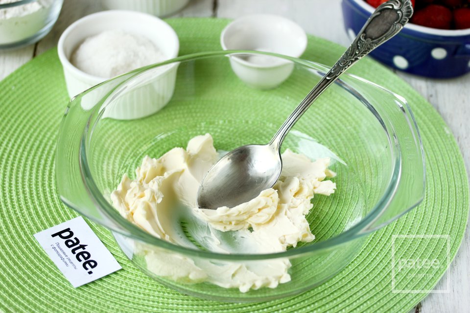 Клубничный пирог со сметаной - Шаг 2