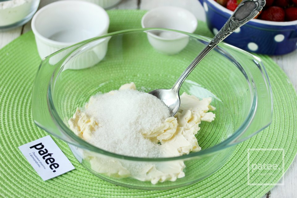 Клубничный пирог со сметаной - Шаг 3