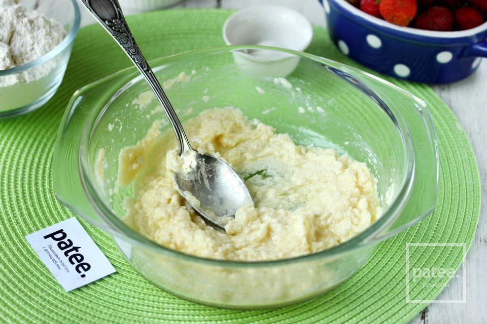 Клубничный пирог со сметаной - Шаг 4