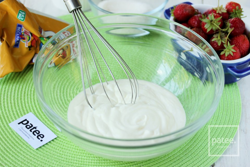 Клубничный пирог со сметаной - Шаг 6