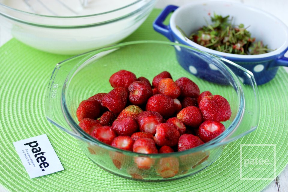 Клубничный пирог со сметаной - Шаг 10