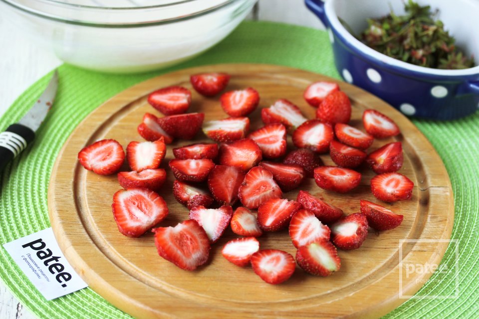 Клубничный пирог со сметаной - Шаг 11