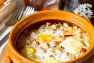 Яйца, запечённые с курицей и овощами