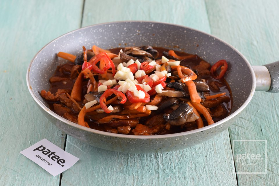 Свинина в томатно-соевом соусе с шампиньонами - Шаг 12