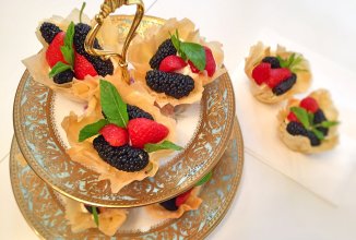 Корзинки из теста фило с кремом и ягодами