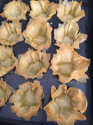 Корзинки из теста фило с кремом и ягодами - Шаг 4