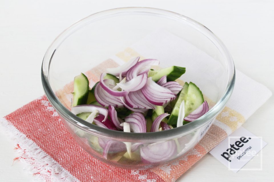 Салат с творогом, огурцом и зеленью - Шаг 10