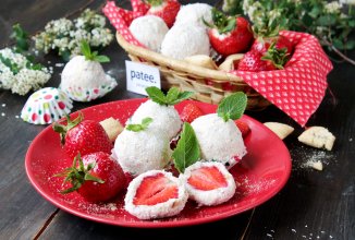 Творожные шарики с клубникой