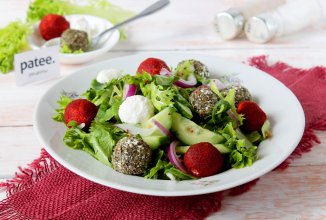 Салат с творогом, огурцом и зеленью