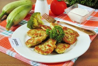 Кабачковые оладьи с брокколи и сыром