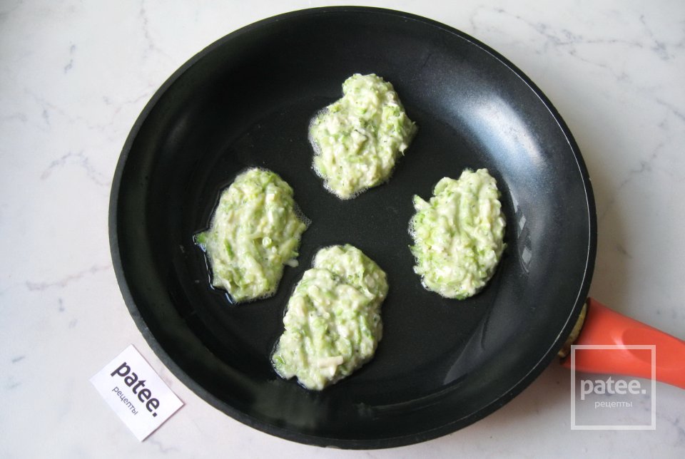 Кабачковые оладьи с брокколи и сыром - Шаг 10