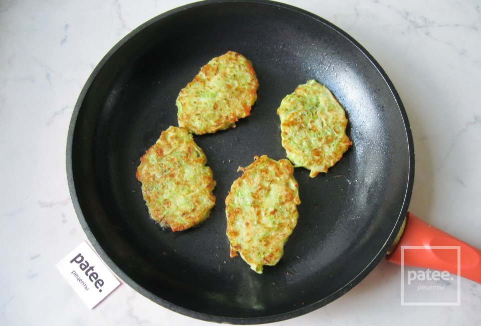 Кабачковые оладьи с брокколи и сыром - Шаг 11
