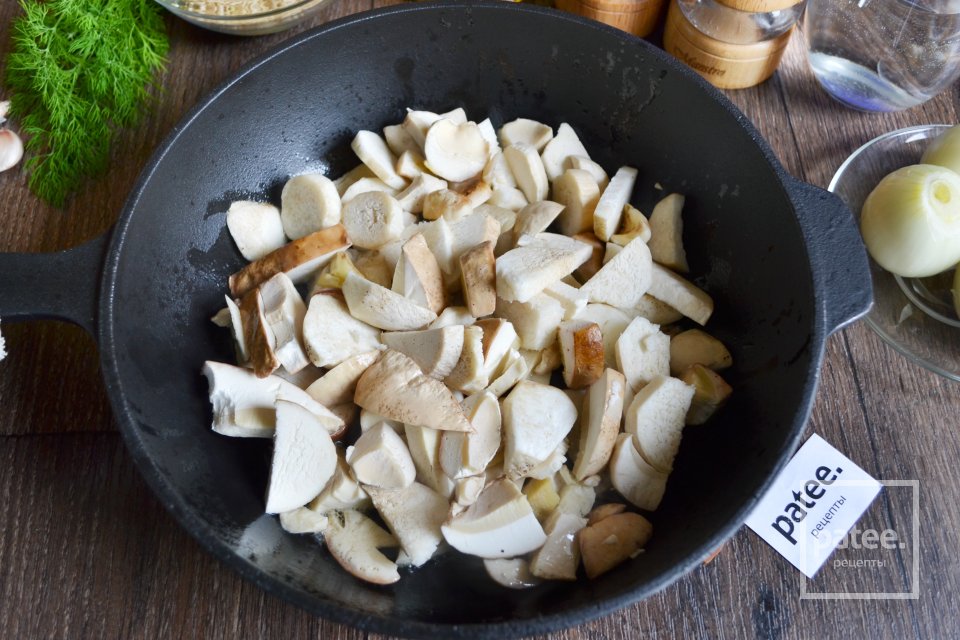 Рис с белыми грибами и луком - Шаг 3