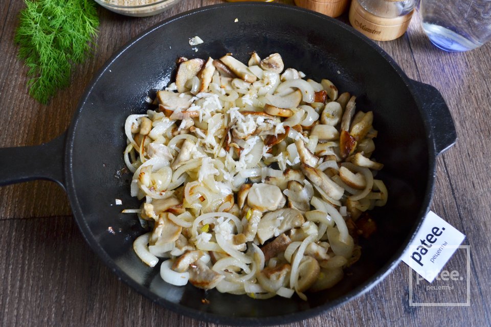 Рис с белыми грибами и луком - Шаг 5