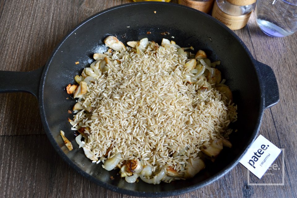 Рис с белыми грибами и луком - Шаг 6