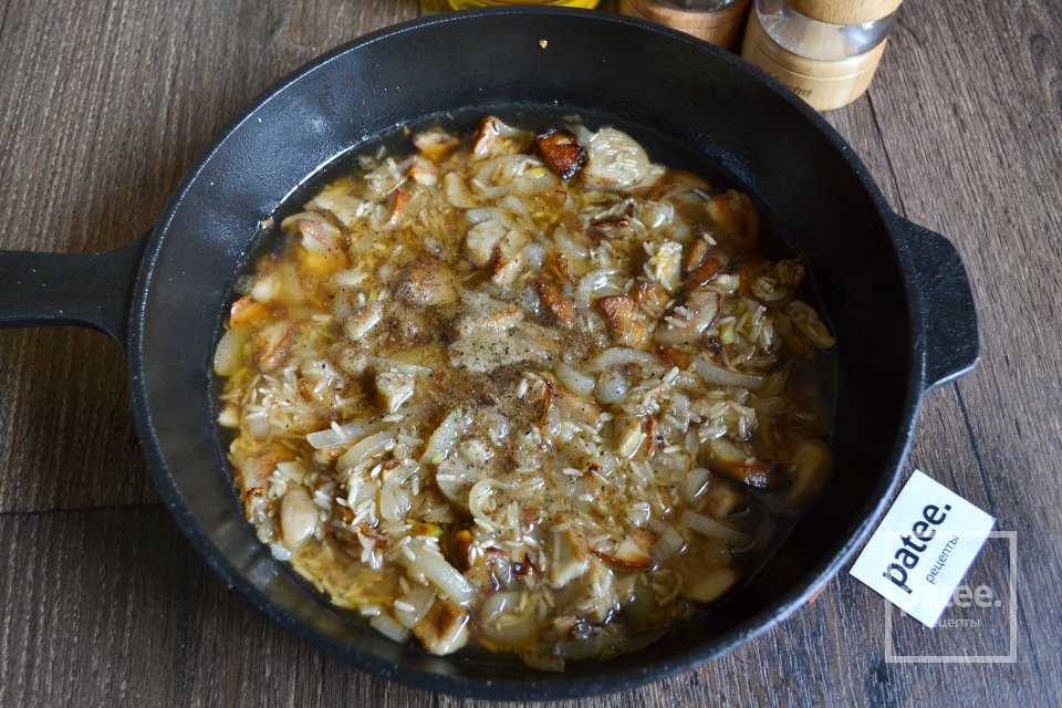 Рис с белыми грибами и луком - Шаг 9