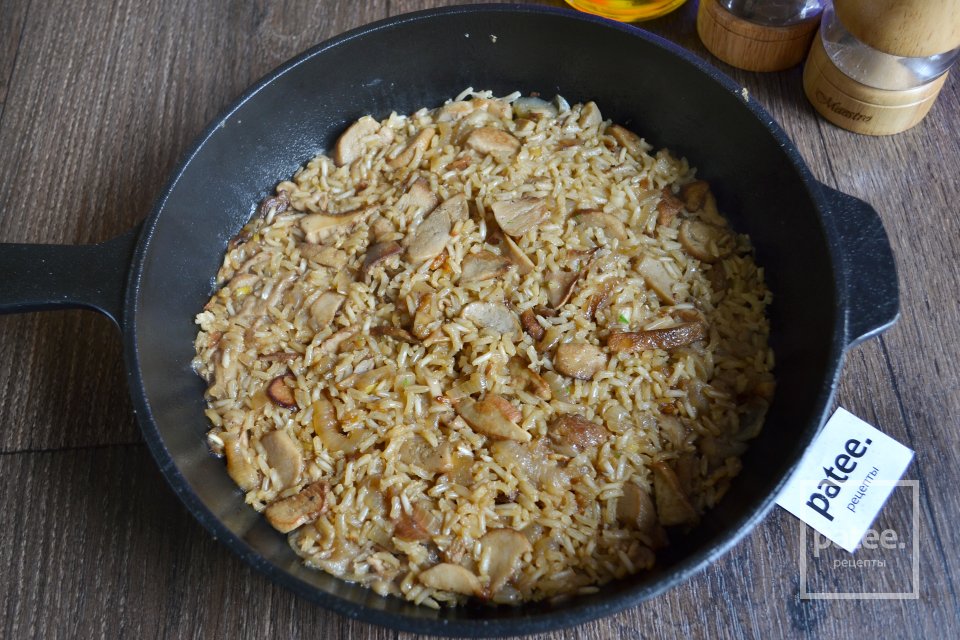 Рис с белыми грибами и луком - Шаг 10