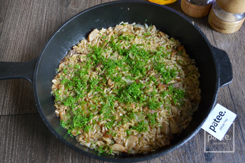 Рис с белыми грибами и луком - Шаг 11