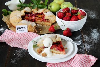 Галета с яблоками и клубникой