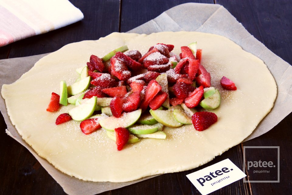 Галета с яблоками и клубникой - Шаг 12