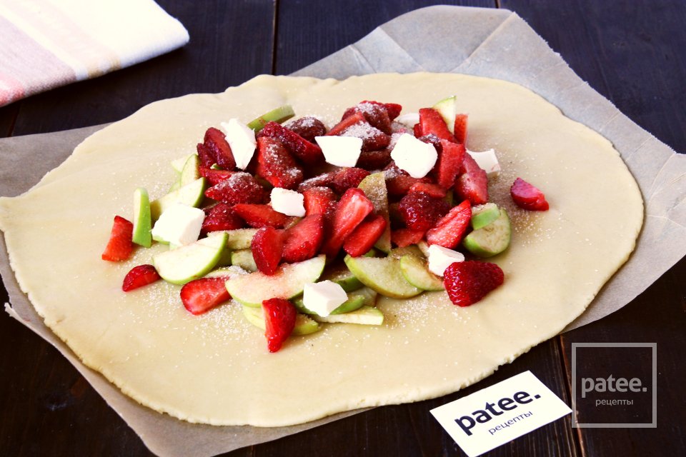 Галета с яблоками и клубникой - Шаг 13