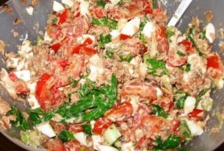 Салат из тунца и зерненого творога