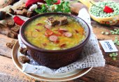 Гороховый суп с копчеными колбасками