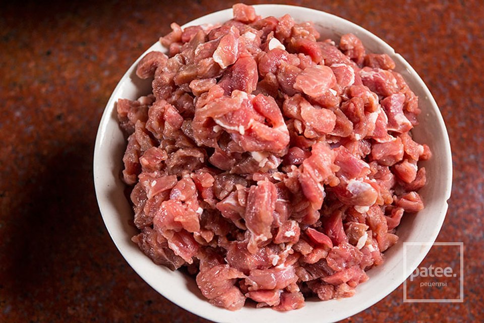 Приготовление рубленного мяса. Мелко нарезанное мясо. Плов с мясом. Мясо для плова баранина.