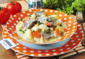 Говяжья голень с картофелем в сырном соусе