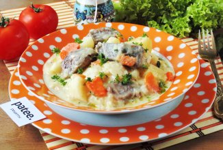 Говяжья голень с картофелем в сырном соусе