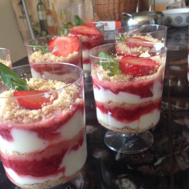 Вкусный десерт на основе сыра маскарпоне и сливок🍓 - Шаг 1