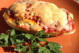 "Башмачки", фаршированные творогом и зеленью кабачки.