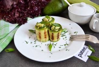 Закусочные рулетики из кабачков с начинкой из авокадо и сыра