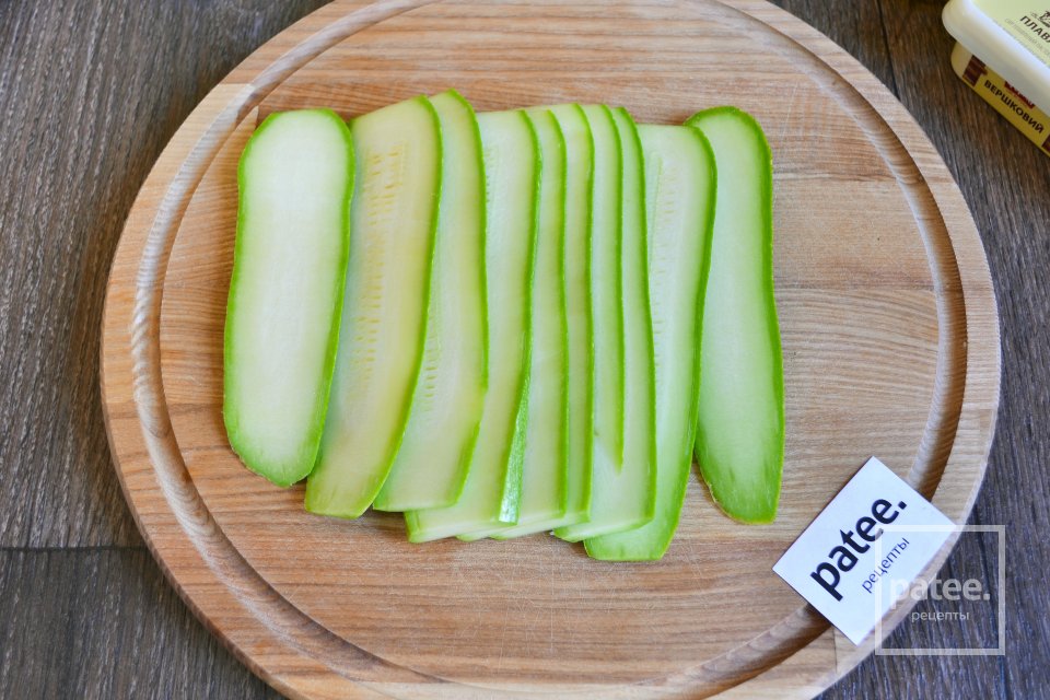 Закусочные рулетики из кабачков с начинкой из авокадо и сыра - Шаг 2