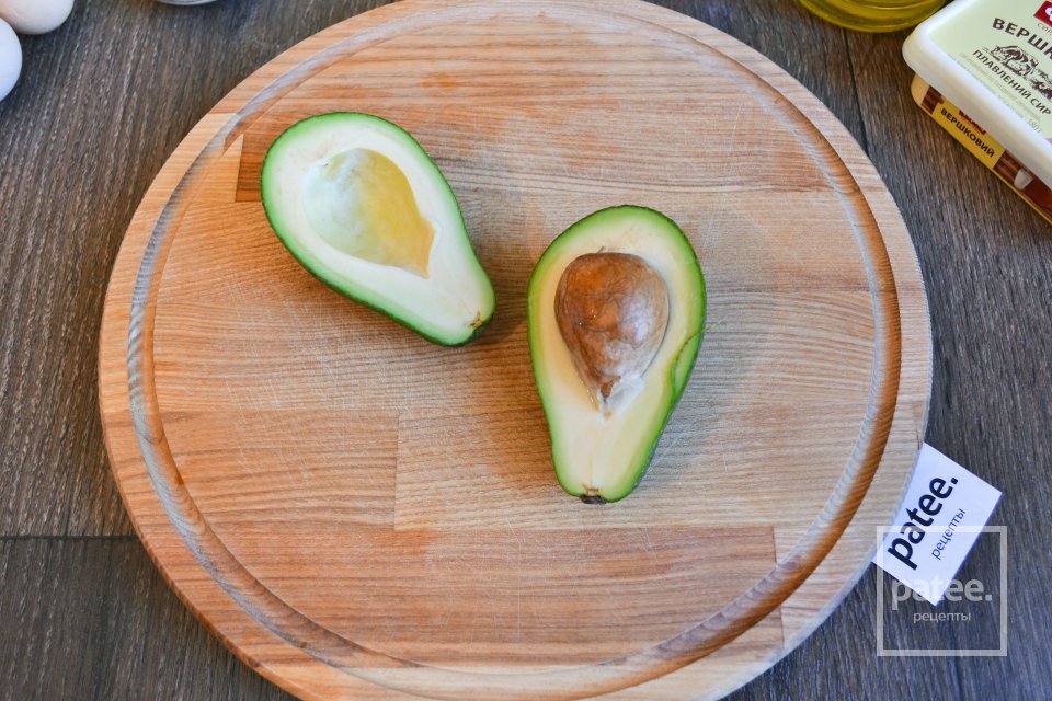 Закусочные рулетики из кабачков с начинкой из авокадо и сыра - Шаг 4