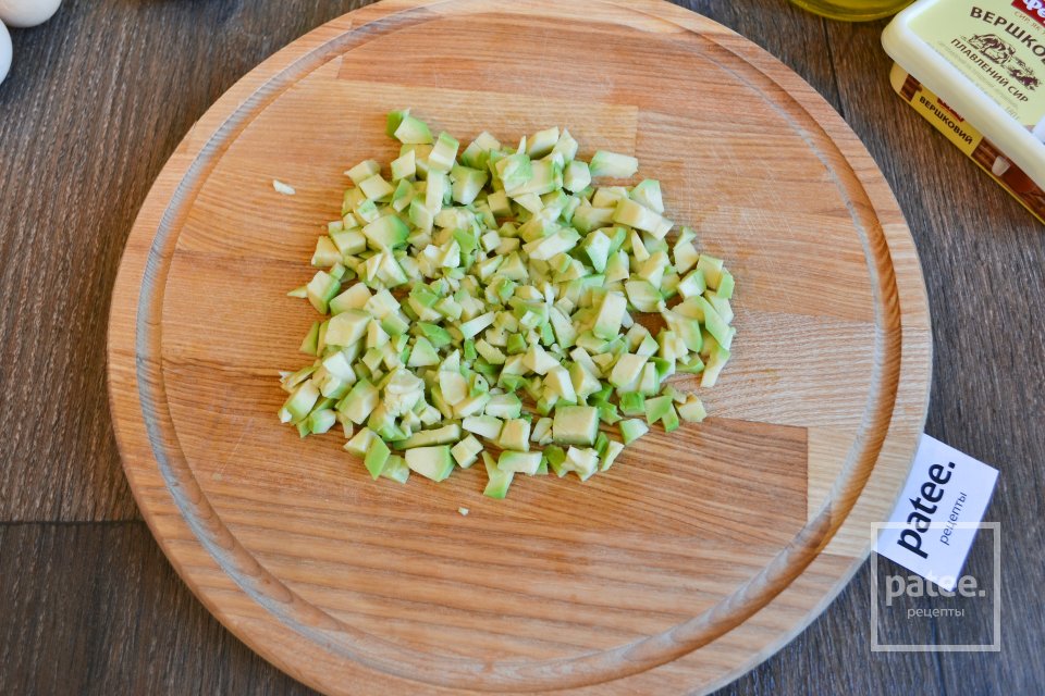 Закусочные рулетики из кабачков с начинкой из авокадо и сыра - Шаг 5