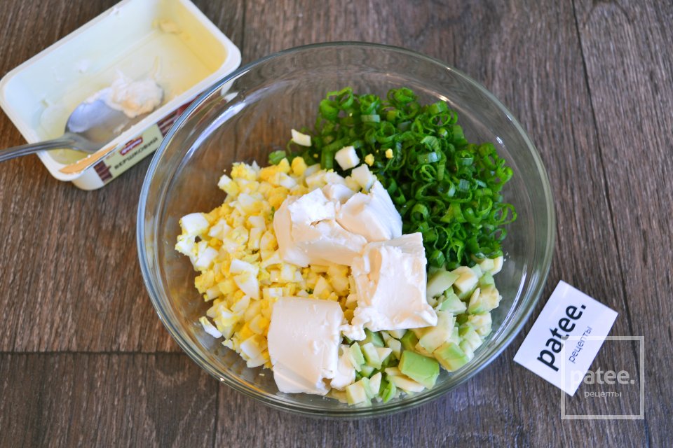 Закусочные рулетики из кабачков с начинкой из авокадо и сыра - Шаг 8