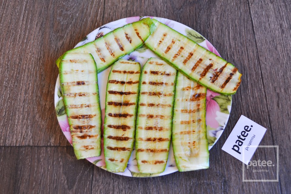 Закусочные рулетики из кабачков с начинкой из авокадо и сыра - Шаг 9