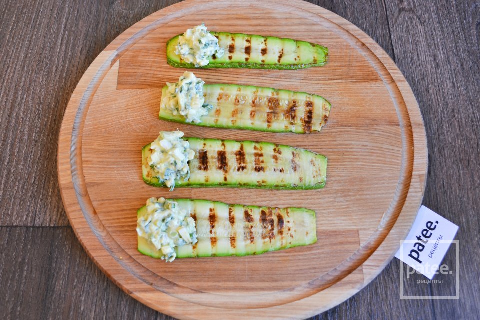 Закусочные рулетики из кабачков с начинкой из авокадо и сыра - Шаг 12