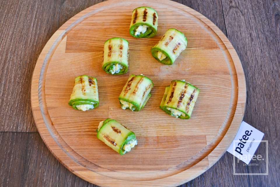 Закусочные рулетики из кабачка с начинкой из авокадо и сыра - Шаг 13