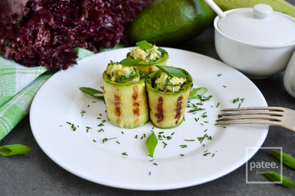 Закусочные рулетики из кабачков с начинкой из авокадо и сыра - Шаг 14