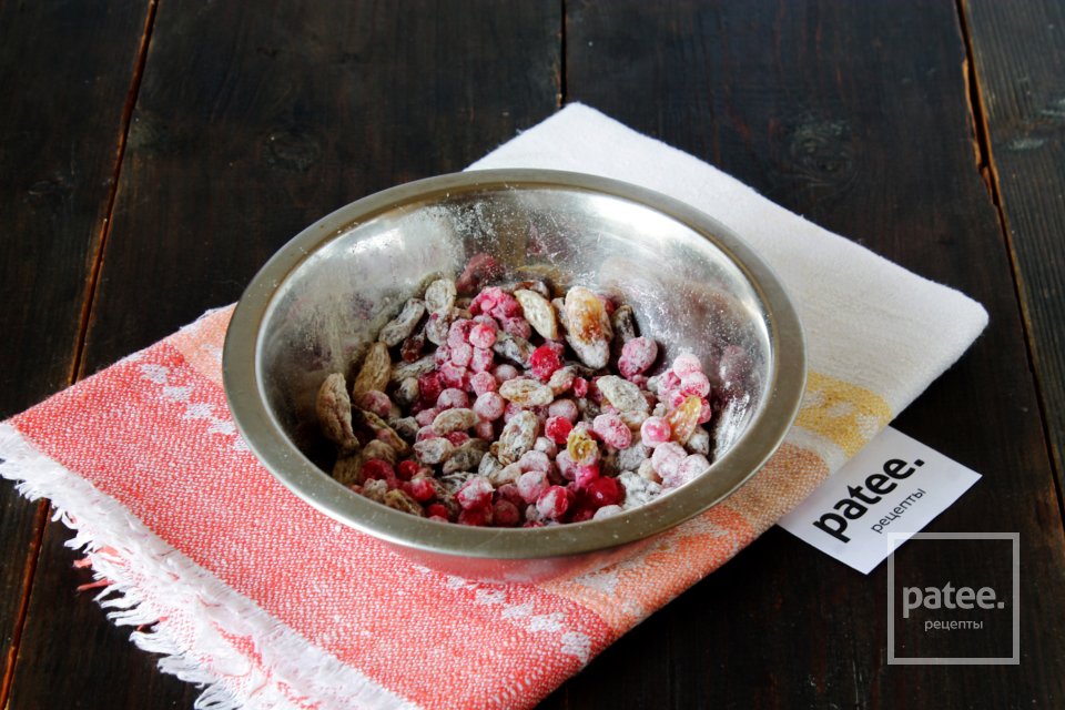 Кекс с изюмом и красной смородиной - Шаг 2