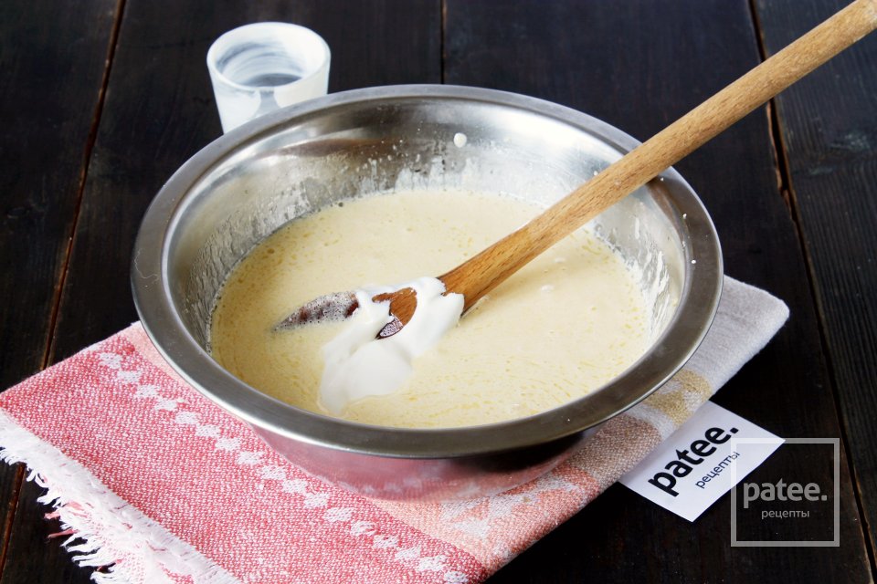 Кекс с изюмом и красной смородиной - Шаг 8