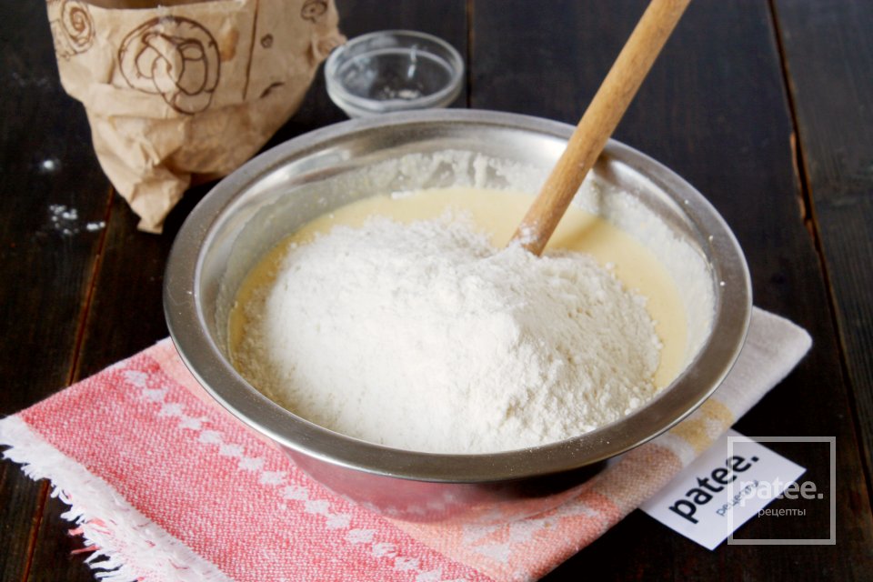 Кекс с изюмом и красной смородиной - Шаг 9