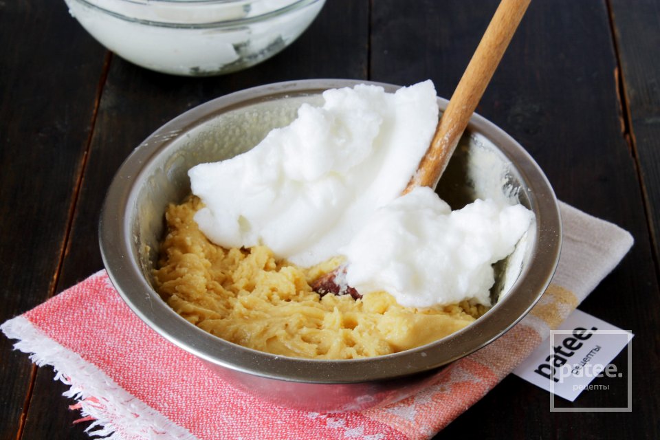 Кекс с изюмом и красной смородиной - Шаг 10